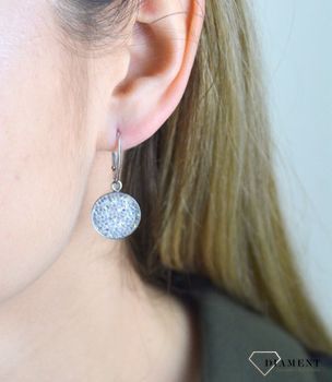 Kolczyki srebrne koła kryształy Swarovski KR3 684-2AB. Te efektowne kolczyki będą doskonałym prezentem dla każdej eleganckiej kobiety. Błyszczące kolczyki. Kolczyki wyjściowe z kryształami (2).JPG